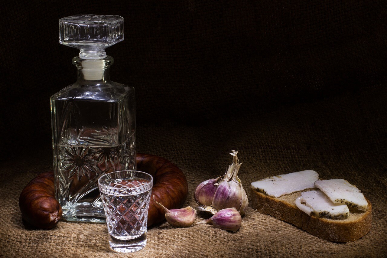 BIMBER - MOCNY ALKOHOL ZWIĄZANY Z KULTURĄ POLSKĄ