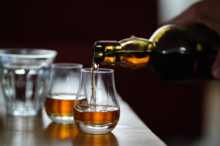 JAK PIĆ WHISKY? PRAKTYCZNE PORADY OD BARMANA